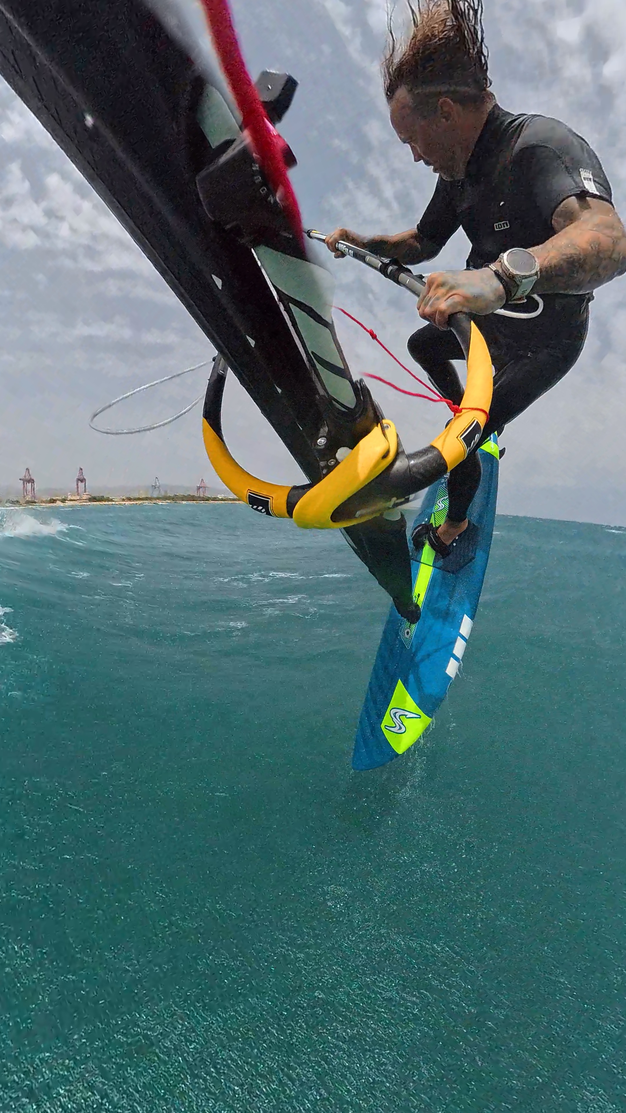 Wingfoiling-Action vor Pervolia, Zypern