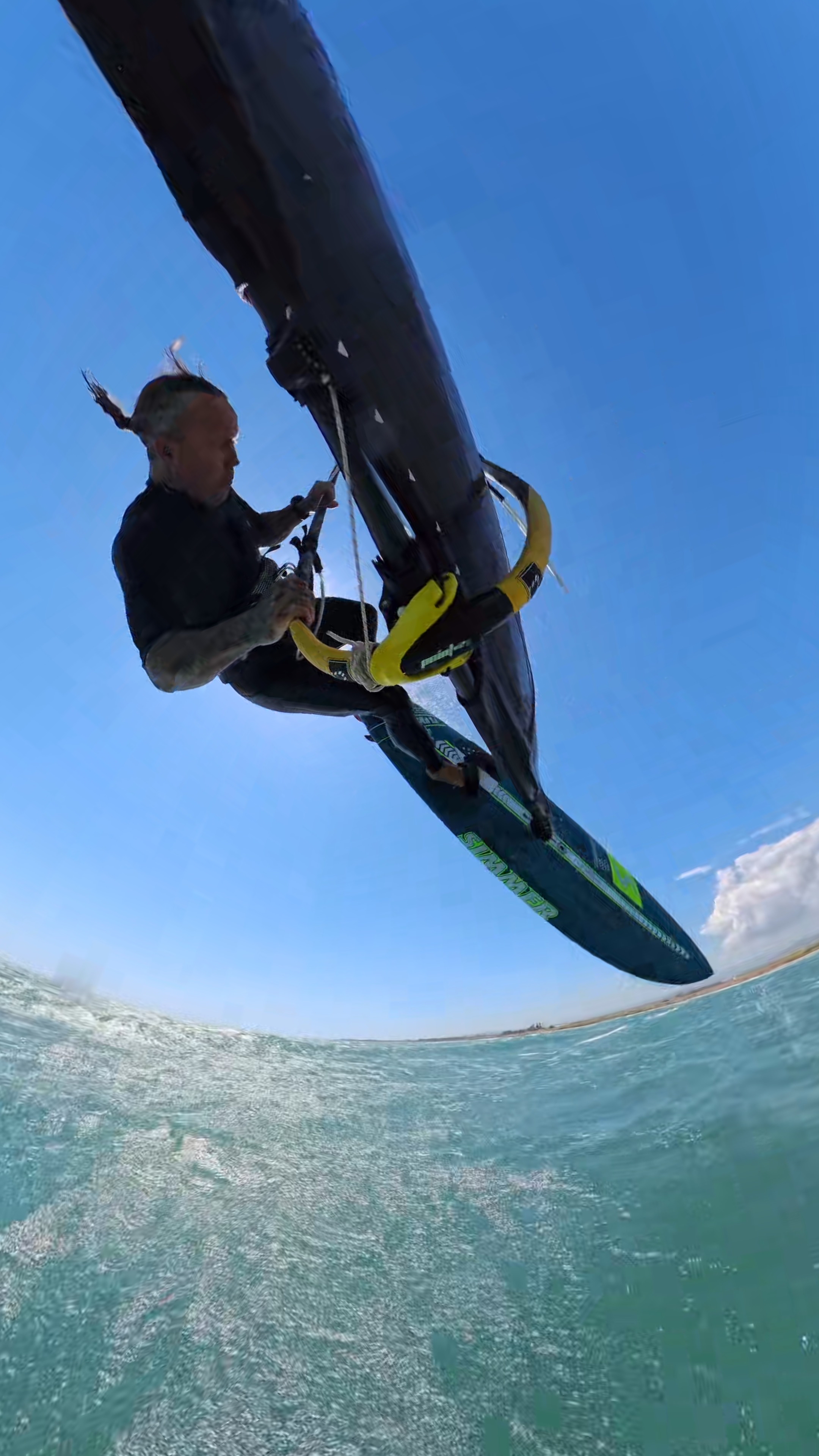 Wingfoiling in tiefblauem Wasser, Pervolia, Zypern
