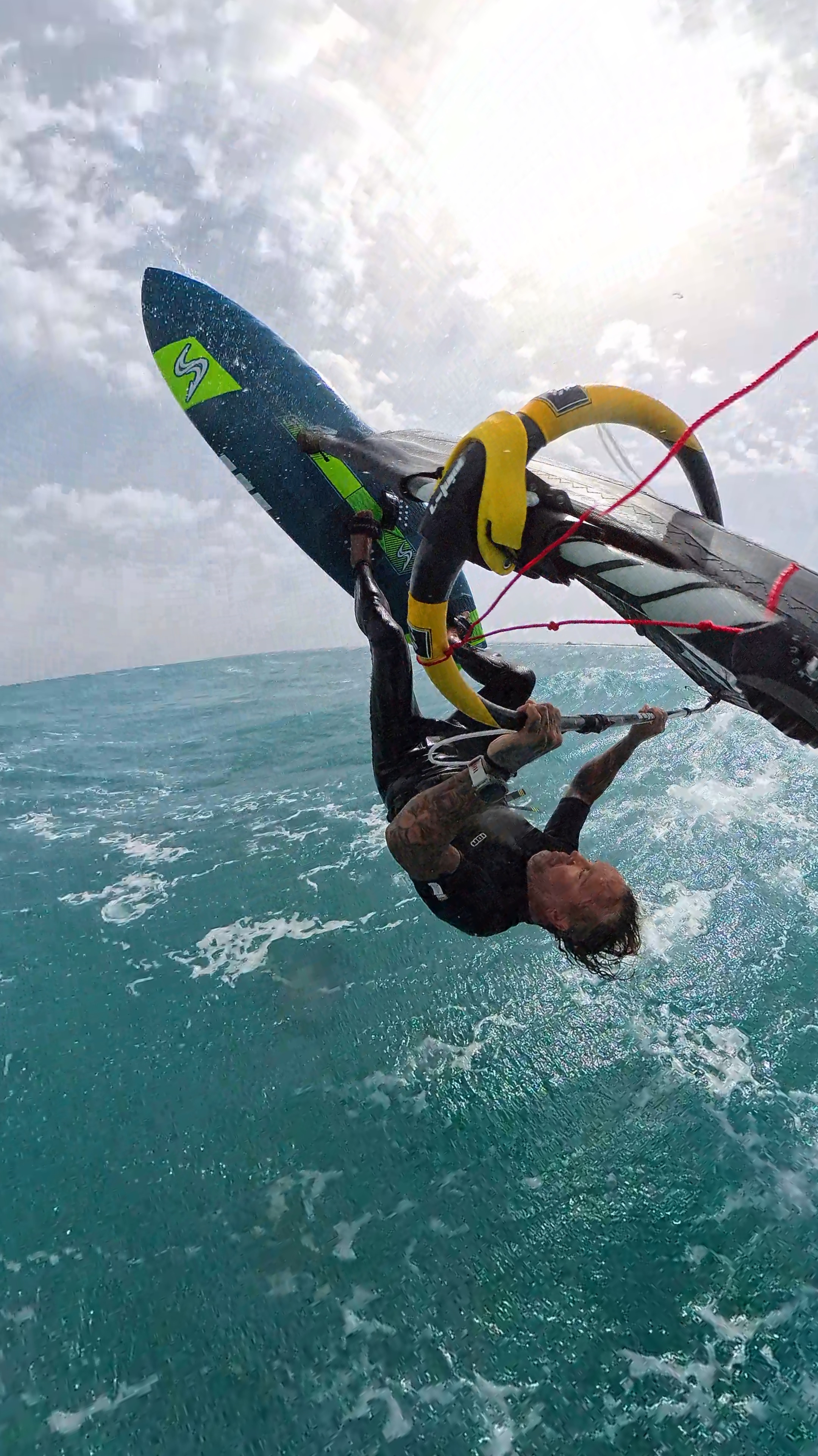 Trick-Move beim Wingfoiling, Pervolia, Zypern
