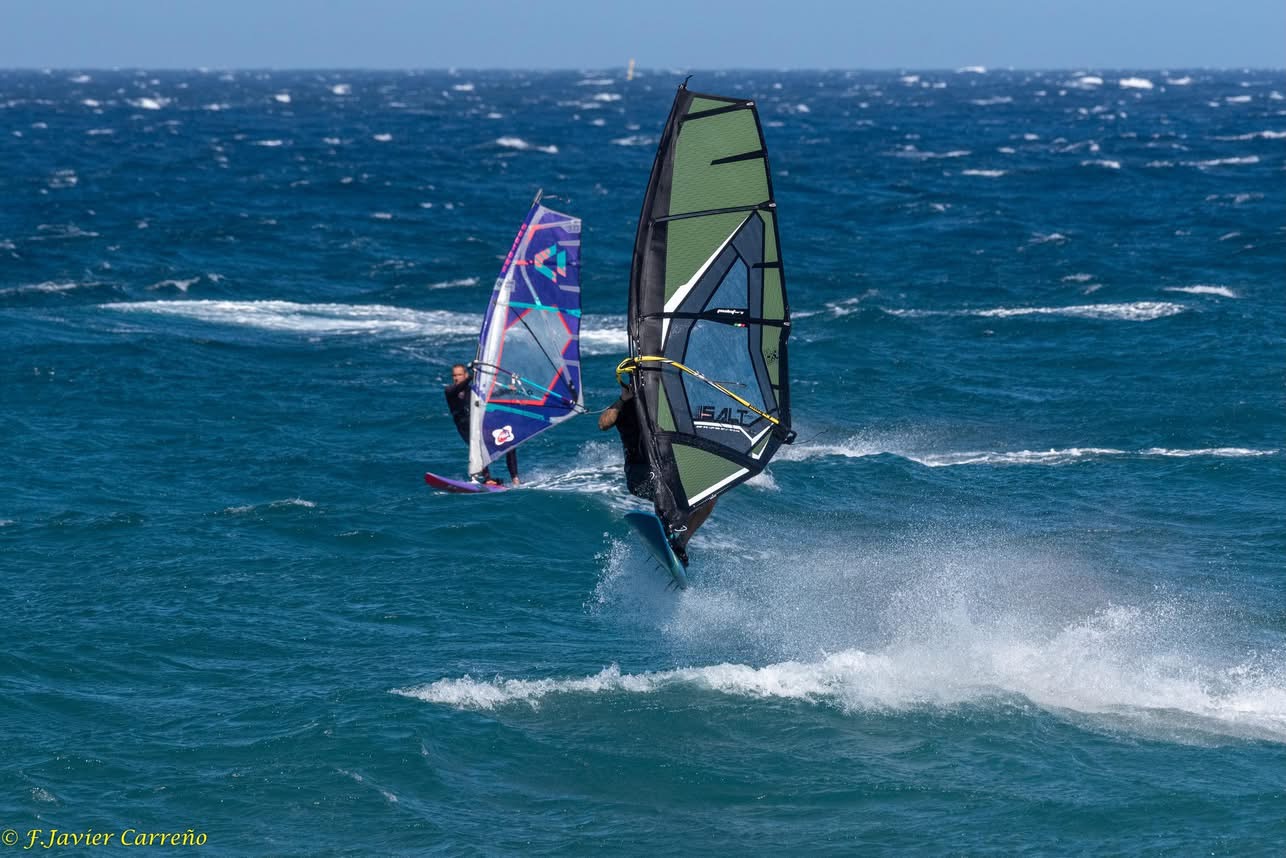 Zwei Windsurfer in der Action-Zone bei Pozo Izquierdo