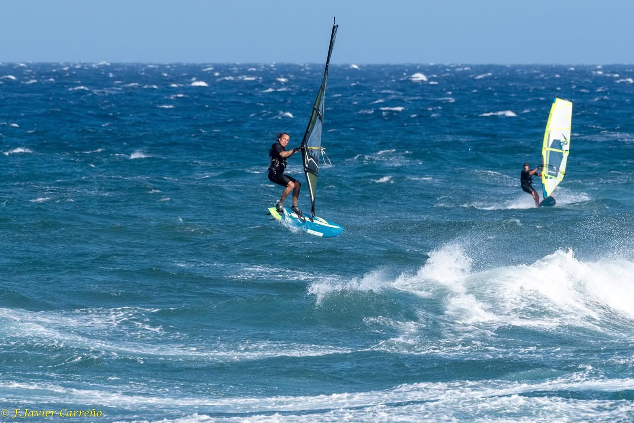 Zwei Windsurfer im Chop bei starkem Wind, Gran Canaria