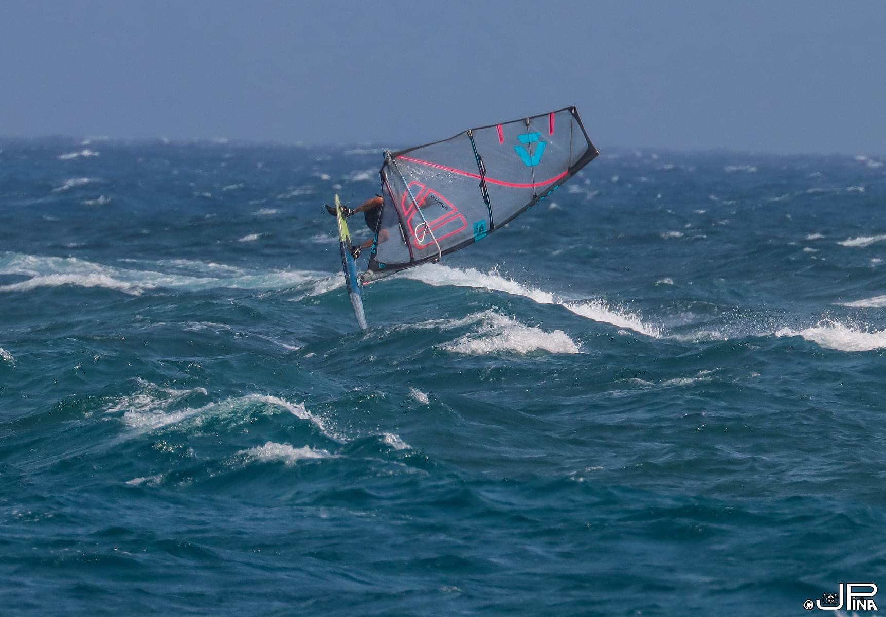 Windsurfer in der Luft in Duotone-Bildbearbeitung, Gran Canaria