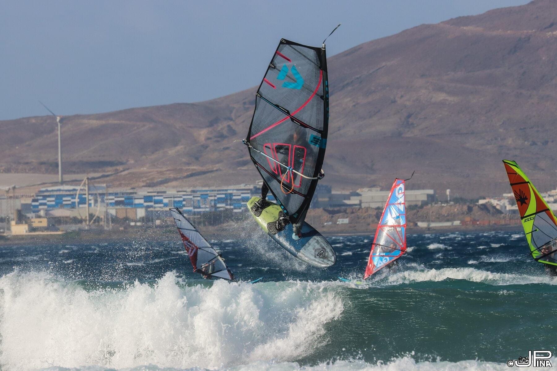 Windsurf-Aufnahme vor der Vulkankulisse, Gran Canaria