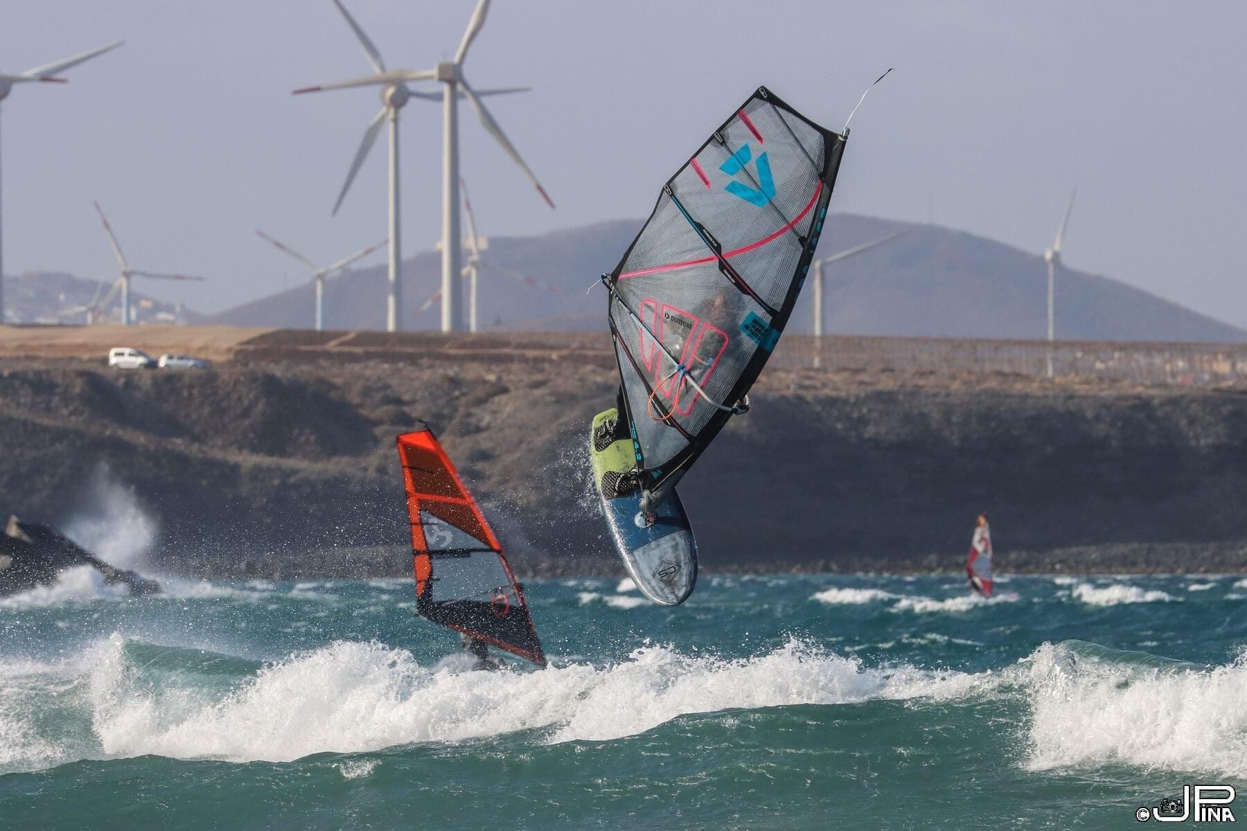 Windsurfen vor den Windrädern bei Pozo Izquierdo, Gran Canaria