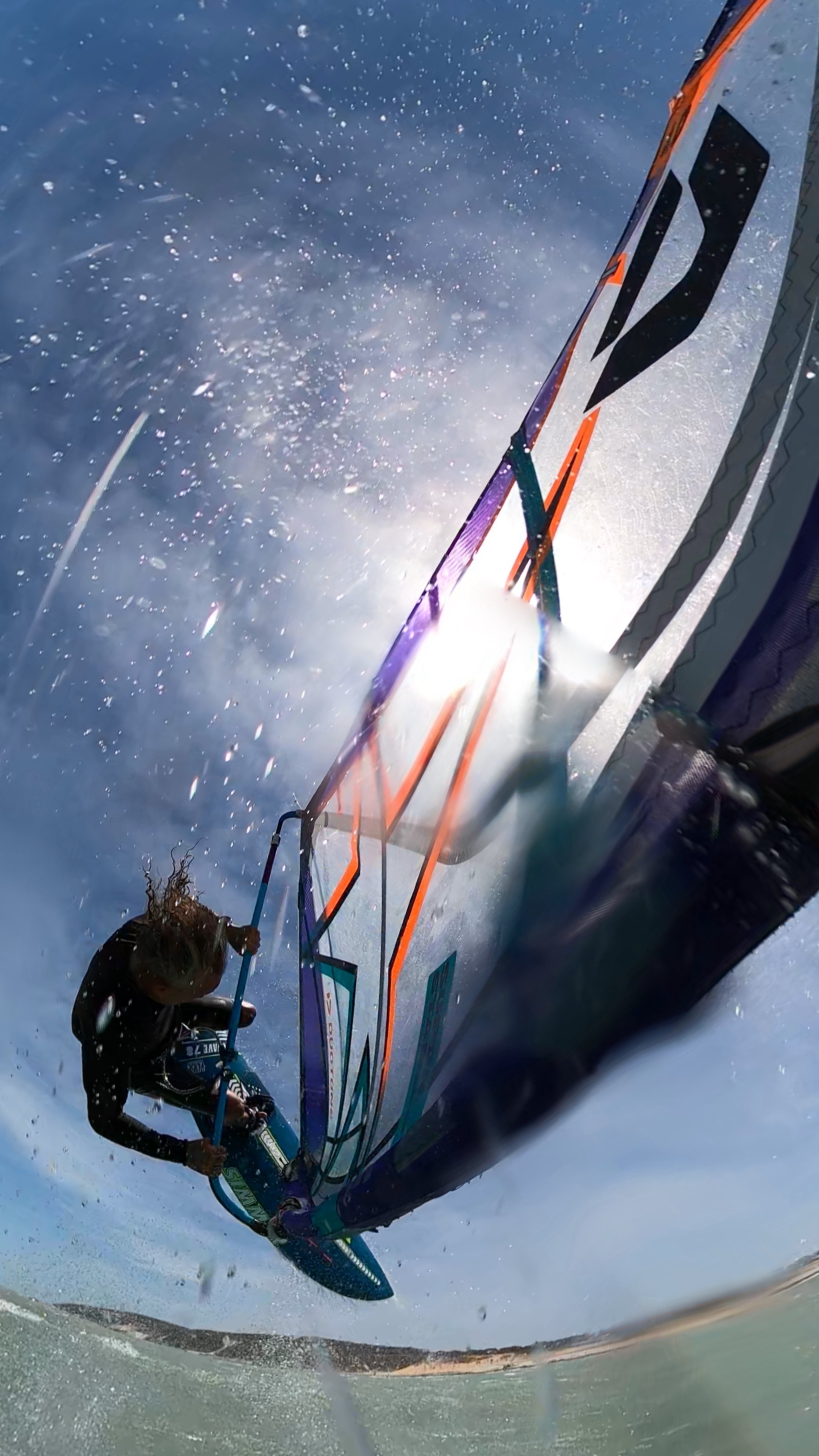 Sprayfontäne beim Windsurfen, Pervolia, Zypern