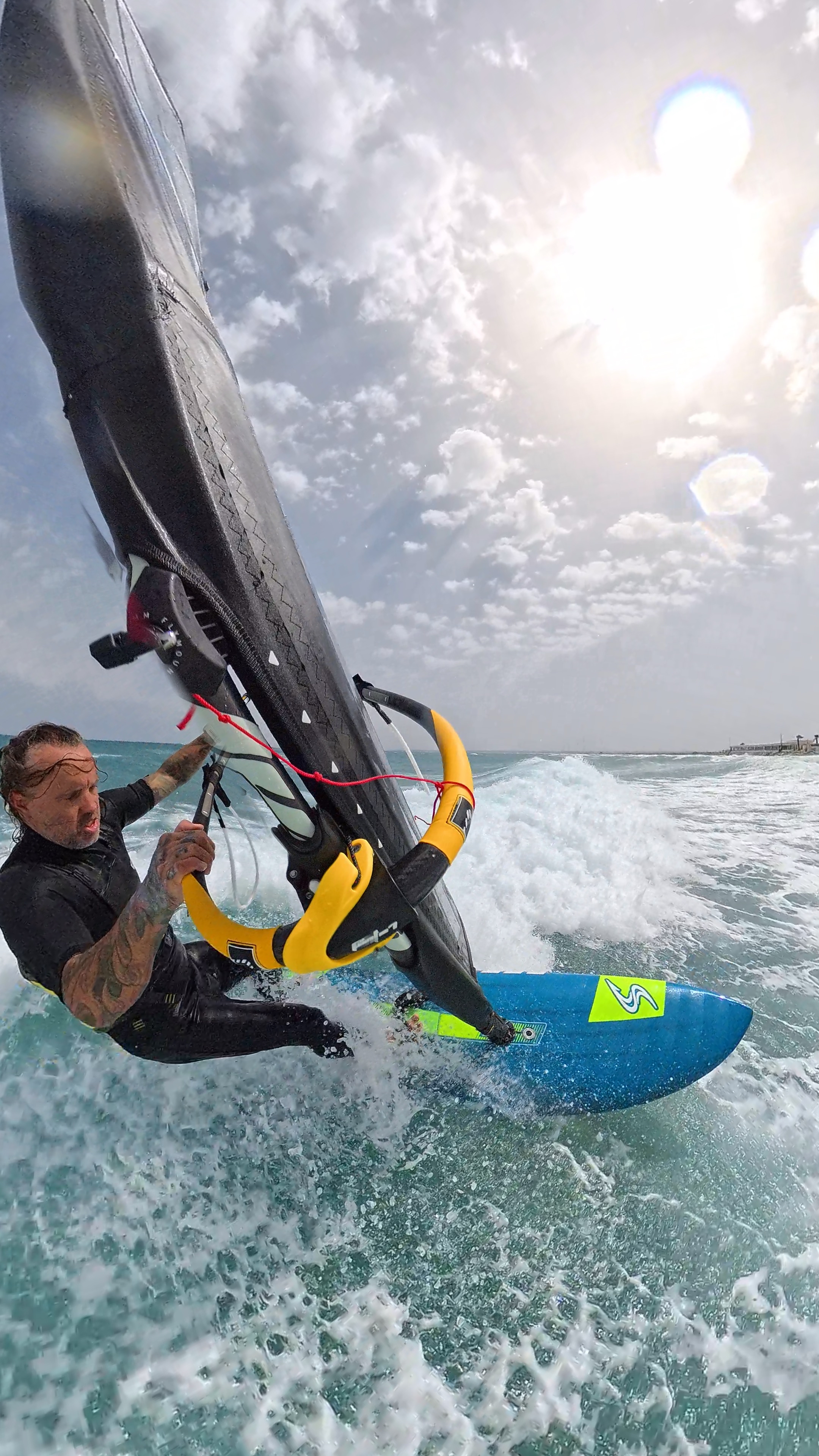Windsurf-Session in der Sonne bei Pervolia, Zypern
